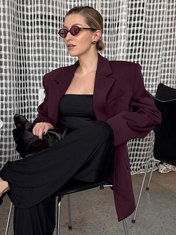 Sacou feminin lejer cu guler de sacou, mâneci lungi, lungime medie, nasturi pe un singur rând