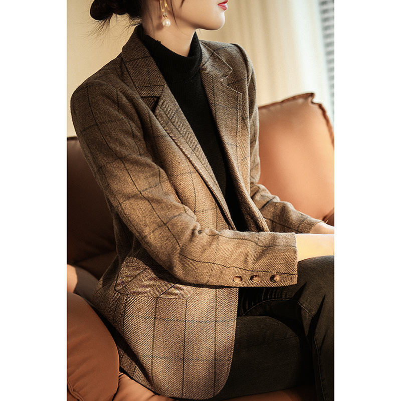 Ženski uski sako-blazer, strukiran kroj, srednja duljina, ovratnik sako, dugi rukavi, jedno kopčanje na gumb, poliester-vuna smjesa, retro stil