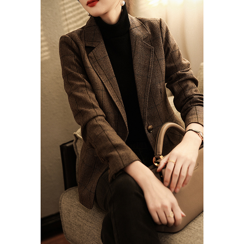 Ženski uski sako-blazer, strukiran kroj, srednja duljina, ovratnik sako, dugi rukavi, jedno kopčanje na gumb, poliester-vuna smjesa, retro stil