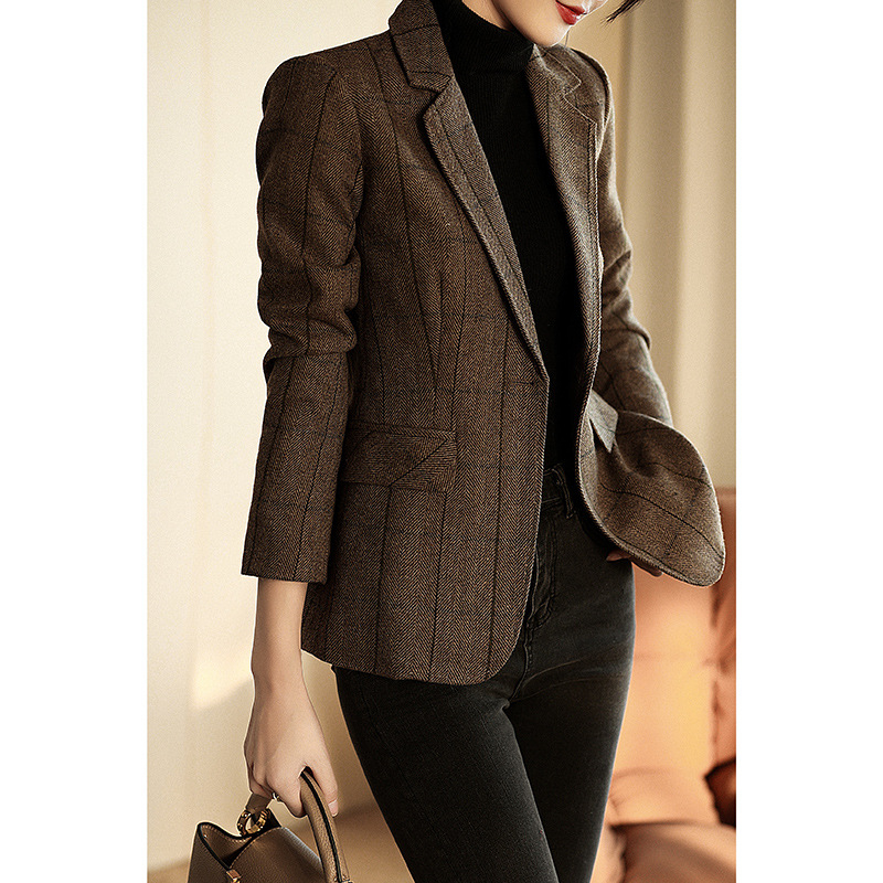 Ženski uski sako-blazer, strukiran kroj, srednja duljina, ovratnik sako, dugi rukavi, jedno kopčanje na gumb, poliester-vuna smjesa, retro stil