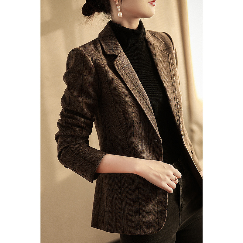 Ženski uski sako-blazer, strukiran kroj, srednja duljina, ovratnik sako, dugi rukavi, jedno kopčanje na gumb, poliester-vuna smjesa, retro stil