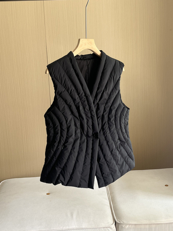 Ženski down vest s V izrezom, uski kroj, jedno dugme, tanko poliester tkanina, gusje perje 86–90%