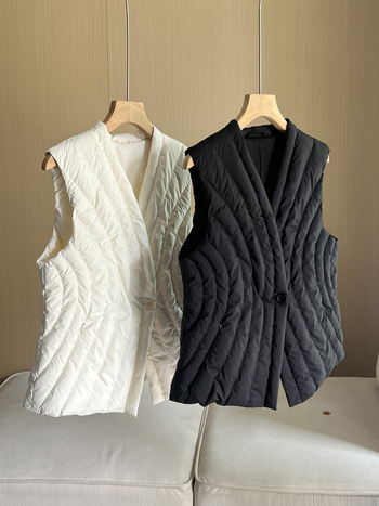 Ženski down vest s V izrezom, uski kroj, jedno dugme, tanko poliester tkanina, gusje perje 86–90%