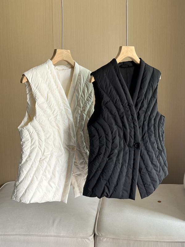 Ženski down vest s V izrezom, uski kroj, jedno dugme, tanko poliester tkanina, gusje perje 86–90%