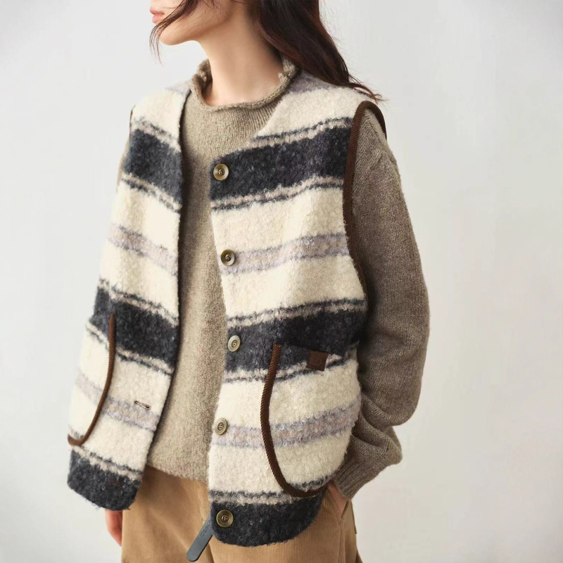 Vesta s prugastim uzorkom, poliester, okrugli ovratnik, jednostruko kopčanje, uski kroj, gradski stil