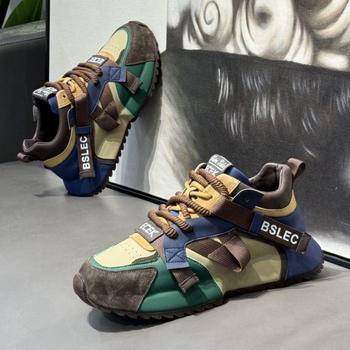 Cipele s debelim potplatom, gornji dio od super vlakna, potplat od gume, vezanje šnure, okrugli vrh, niska peta 1–3 cm