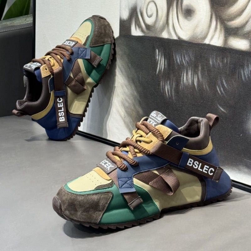 Cipele s debelim potplatom, gornji dio od super vlakna, potplat od gume, vezanje šnure, okrugli vrh, niska peta 1–3 cm