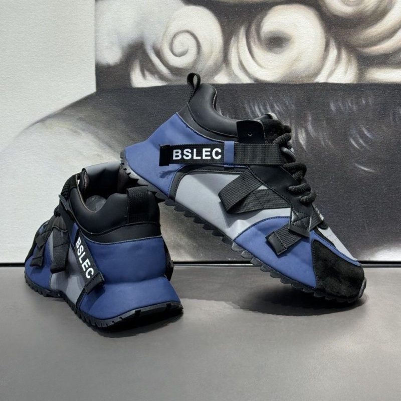 Cipele s debelim potplatom, gornji dio od super vlakna, potplat od gume, vezanje šnure, okrugli vrh, niska peta 1–3 cm