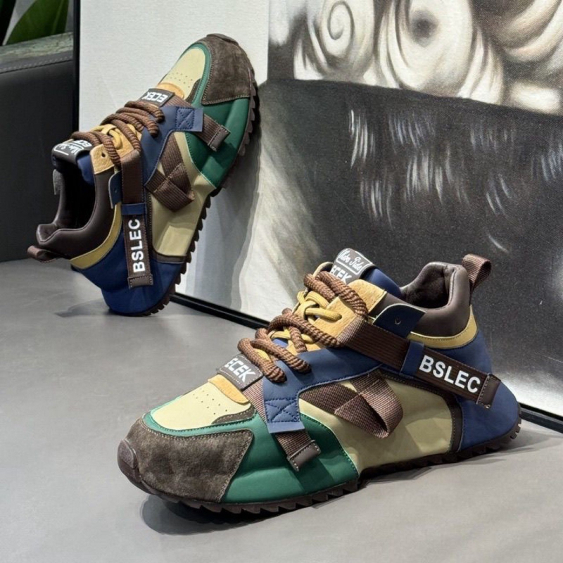 Cipele s debelim potplatom, gornji dio od super vlakna, potplat od gume, vezanje šnure, okrugli vrh, niska peta 1–3 cm