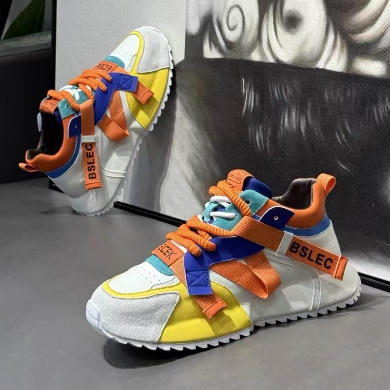 Cipele s debelim potplatom, gornji dio od super vlakna, potplat od gume, vezanje šnure, okrugli vrh, niska peta 1–3 cm