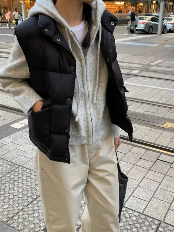 Ženski down vest, 86–90% patka perja, najlon tkanina, stojeći ovratnik, jednostruko kopčanje, duljina 50–65 cm