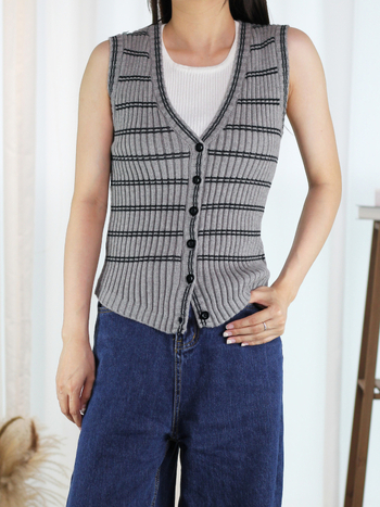Ženski cardigan-vest s V-izrezom, prugasti pleteni uzorak, vlakno viskoza 80–90%, slobodan kroj, duljina 50–65 cm