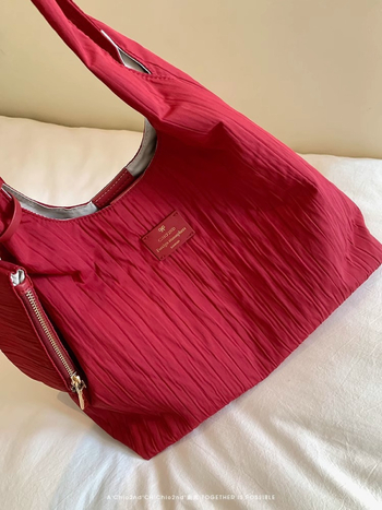 Torba Tote s gradskim minimalističkim stilom, dumpling oblik, PVC materijal, magnetsko zatvaranje, poliester podstava, unutarnji džepovi sa zipom i džep za telefon
