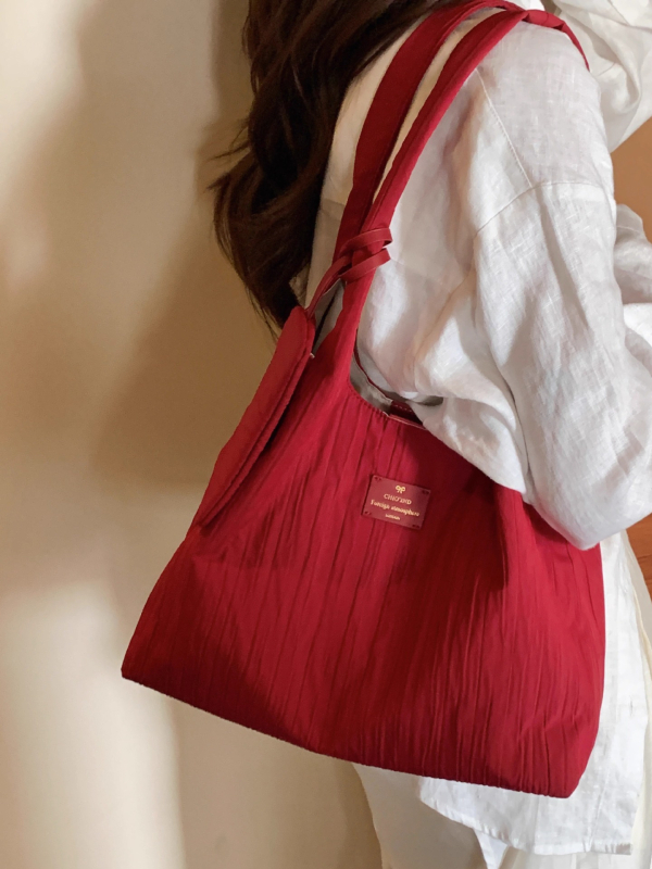 Torba Tote s gradskim minimalističkim stilom, dumpling oblik, PVC materijal, magnetsko zatvaranje, poliester podstava, unutarnji džepovi sa zipom i džep za telefon
