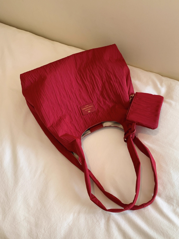 Torba Tote s gradskim minimalističkim stilom, dumpling oblik, PVC materijal, magnetsko zatvaranje, poliester podstava, unutarnji džepovi sa zipom i džep za telefon