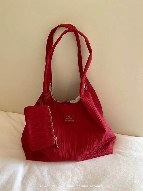Torba Tote s gradskim minimalističkim stilom, dumpling oblik, PVC materijal, magnetsko zatvaranje, poliester podstava, unutarnji džepovi sa zipom i džep za telefon