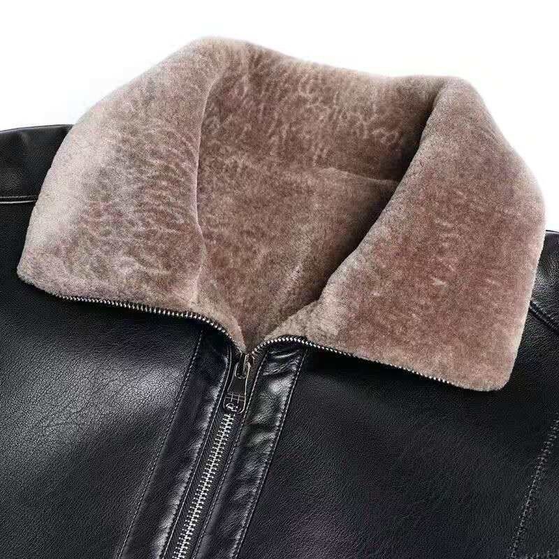PU kožna jakna s teksturom ovčje kože i fleece podstavom, dvostruko kopčanje, bočni džepovi, muški ležerni kroj