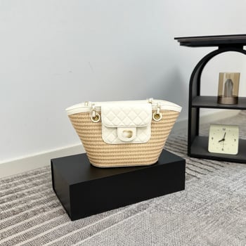 Raffia szalma vödörtáska, városi minimalistikus stílus, mágneses zárás, belső cipzáras zseb, poliészter bélés