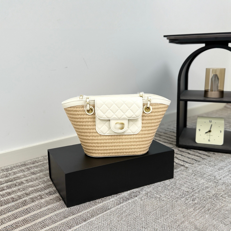 Raffia szalma vödörtáska, városi minimalistikus stílus, mágneses zárás, belső cipzáras zseb, poliészter bélés