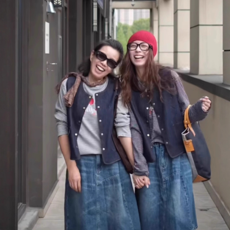 Ženski vest od pamuka i poliestera, okrugli ovratnik, kopčanje na jedan red, duljina 50–65 cm, elegantan gradski stil