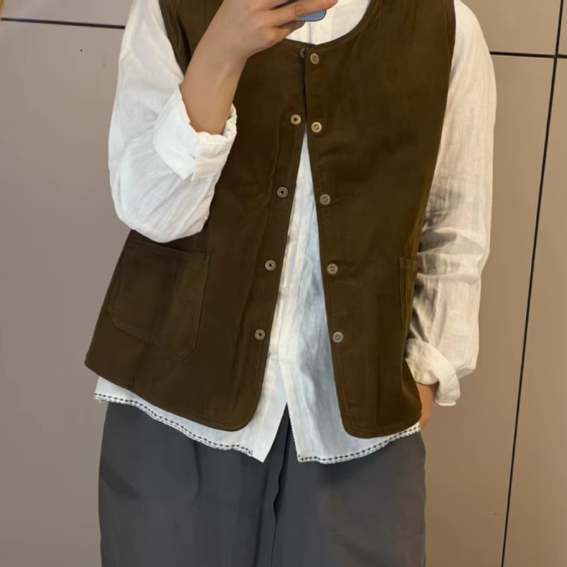 Ženski vest od pamuka i poliestera, okrugli ovratnik, kopčanje na jedan red, duljina 50–65 cm, elegantan gradski stil