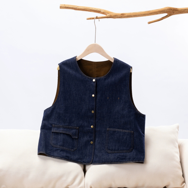 Ženski vest od pamuka i poliestera, okrugli ovratnik, kopčanje na jedan red, duljina 50–65 cm, elegantan gradski stil