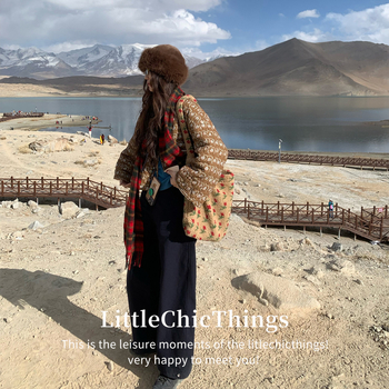 Uniszex gyapjú keresztbody táska, függőleges négyszögletes alak, mágneses zár, cipzáros zseb, pamut bélés