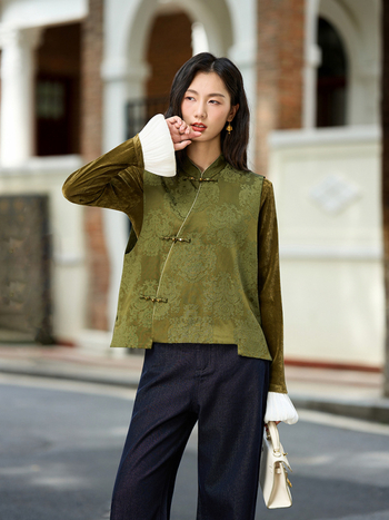 Ženski bezrukavni prsluk u kineskom stilu s žakardnim cvjetnim uzorkom i uspravnim ovratnikom, materijal od pamuk-mešavine, tri gumba.