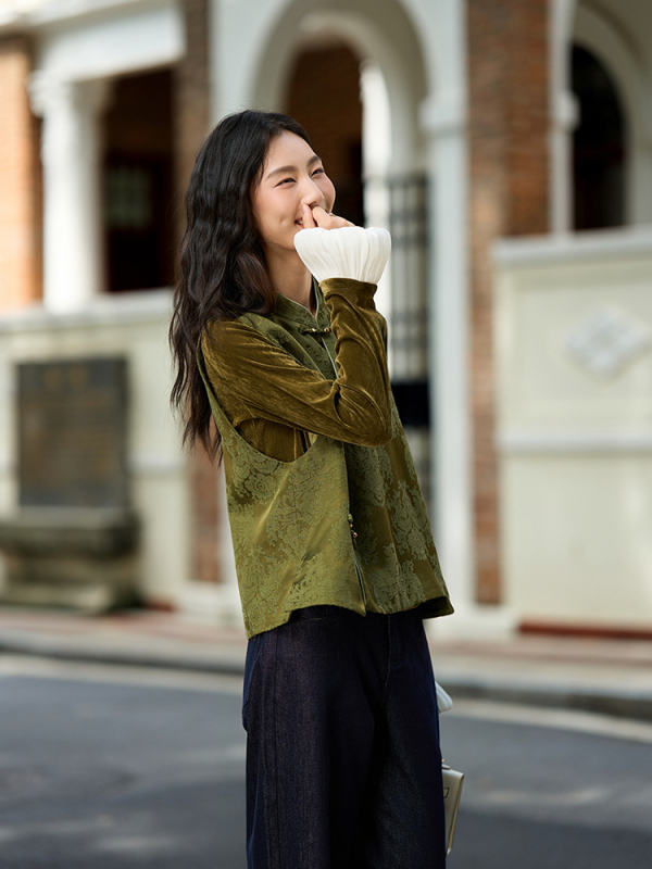 Ženski bezrukavni prsluk u kineskom stilu s žakardnim cvjetnim uzorkom i uspravnim ovratnikom, materijal od pamuk-mešavine, tri gumba.