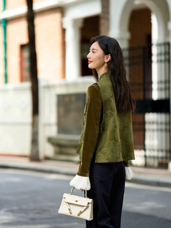 Ženski bezrukavni prsluk u kineskom stilu s žakardnim cvjetnim uzorkom i uspravnim ovratnikom, materijal od pamuk-mešavine, tri gumba.