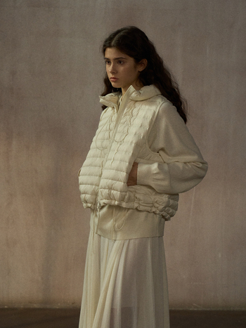 Ženski down vest, lagana, stojeći ovratnik, kratka duljina, 86–90% bijelog pačjeg perja, najlonski vanjski sloj, model M9383