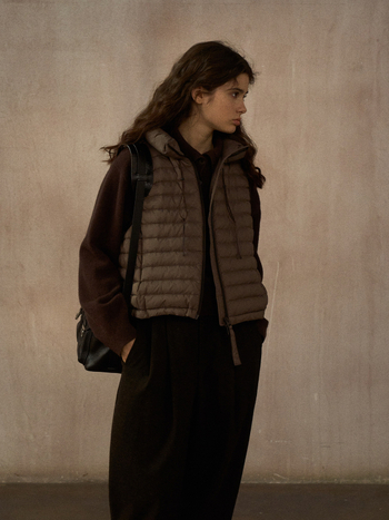 Ženski down vest, lagana, stojeći ovratnik, kratka duljina, 86–90% bijelog pačjeg perja, najlonski vanjski sloj, model M9383