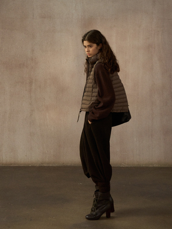 Ženski down vest, lagana, stojeći ovratnik, kratka duljina, 86–90% bijelog pačjeg perja, najlonski vanjski sloj, model M9383