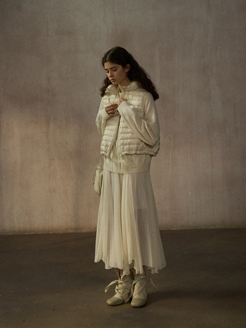 Ženski down vest, lagana, stojeći ovratnik, kratka duljina, 86–90% bijelog pačjeg perja, najlonski vanjski sloj, model M9383