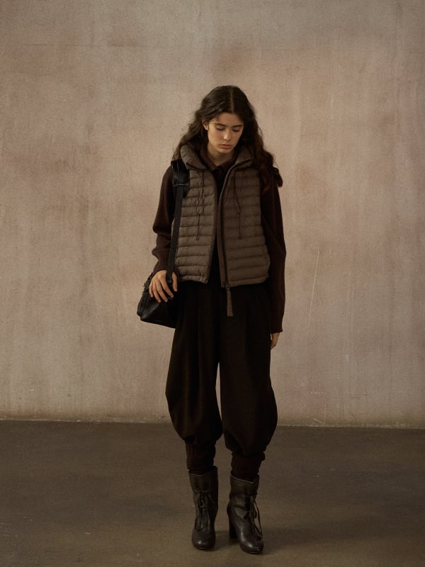 Ženski down vest, lagana, stojeći ovratnik, kratka duljina, 86–90% bijelog pačjeg perja, najlonski vanjski sloj, model M9383