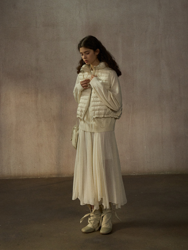 Ženski down vest, lagana, stojeći ovratnik, kratka duljina, 86–90% bijelog pačjeg perja, najlonski vanjski sloj, model M9383