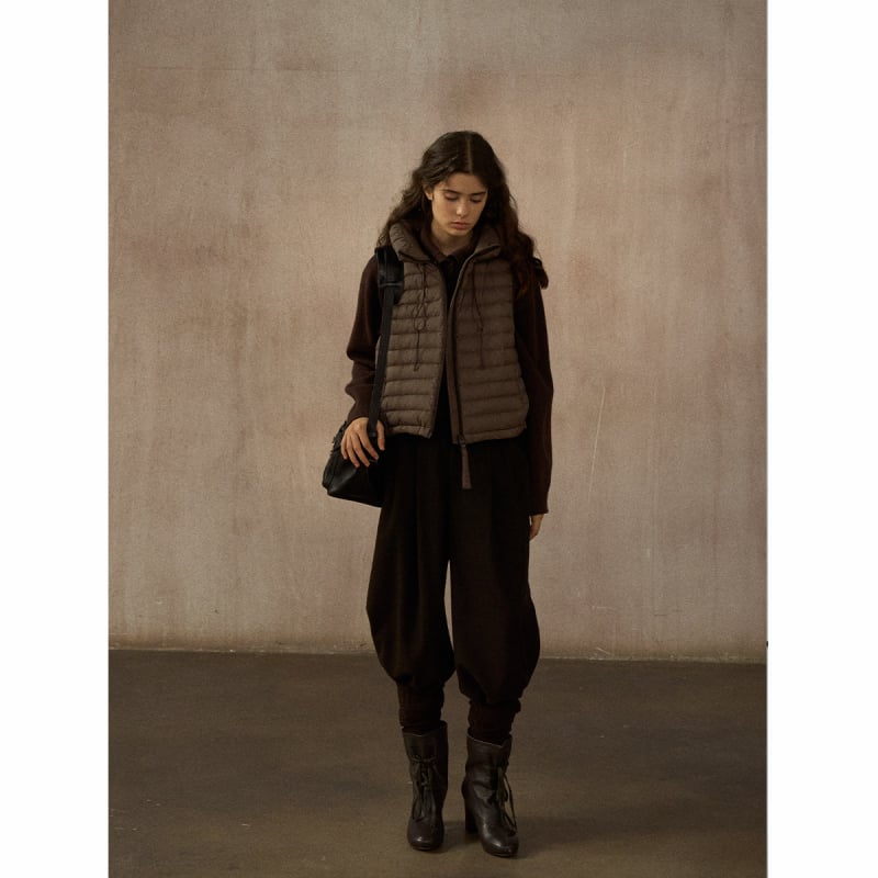 Ženski down vest, lagana, stojeći ovratnik, kratka duljina, 86–90% bijelog pačjeg perja, najlonski vanjski sloj, model M9383