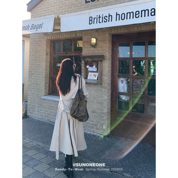 Vászon tote táska leopárd mintával, uniszex dizájn, függőleges négyzet alakú forma, nyitott felső, puha konstrukció, külső zseb, mindennapi használatra.