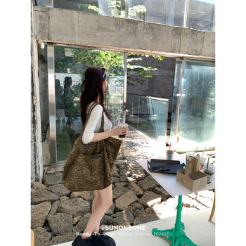 Vászon tote táska leopárd mintával, uniszex dizájn, függőleges négyzet alakú forma, nyitott felső, puha konstrukció, külső zseb, mindennapi használatra.