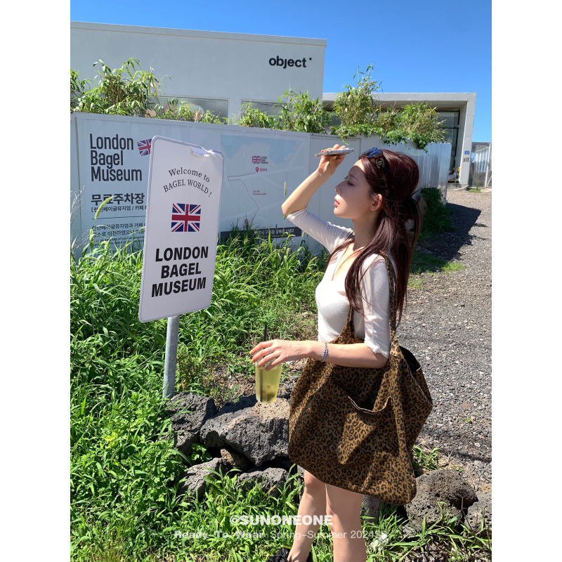 Vászon tote táska leopárd mintával, uniszex dizájn, függőleges négyzet alakú forma, nyitott felső, puha konstrukció, külső zseb, mindennapi használatra.