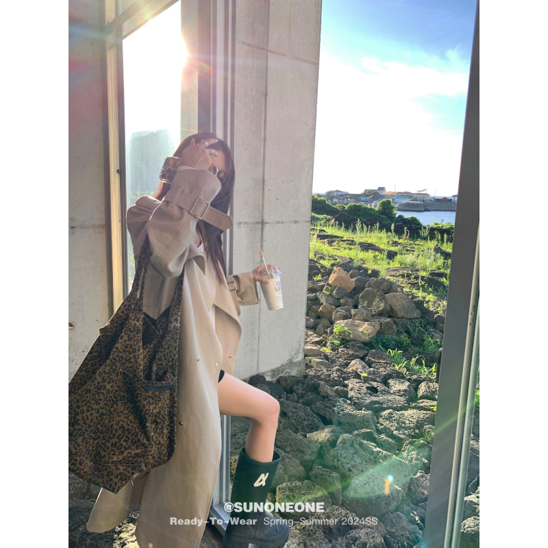 Vászon tote táska leopárd mintával, uniszex dizájn, függőleges négyzet alakú forma, nyitott felső, puha konstrukció, külső zseb, mindennapi használatra.