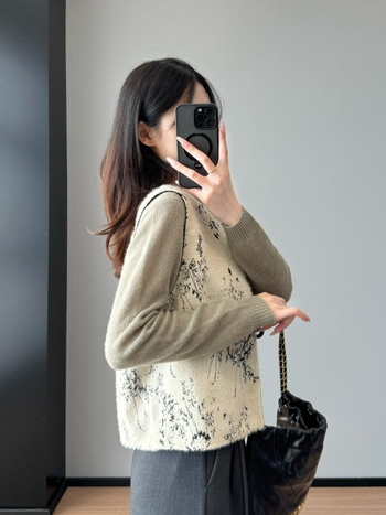 Vesta s okruglim izrezom, opuštenog kroja, duljina 50–65 cm, zimska sezona 2024