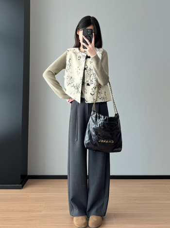 Vesta s okruglim izrezom, opuštenog kroja, duljina 50–65 cm, zimska sezona 2024