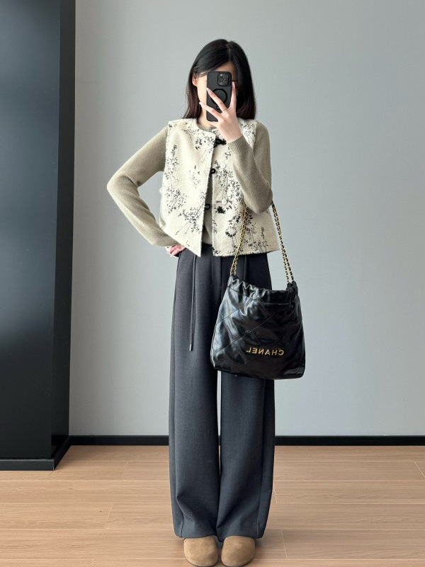 Vesta s okruglim izrezom, opuštenog kroja, duljina 50–65 cm, zimska sezona 2024