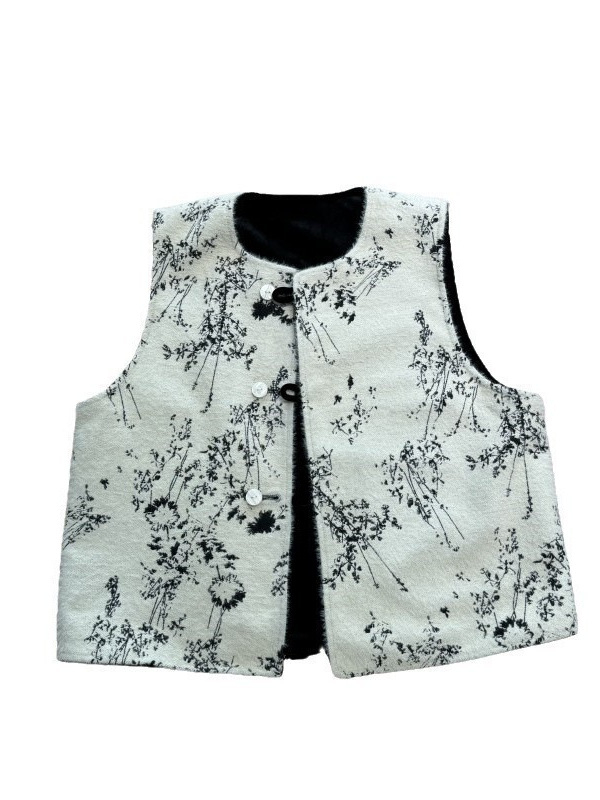 Vesta s okruglim izrezom, opuštenog kroja, duljina 50–65 cm, zimska sezona 2024