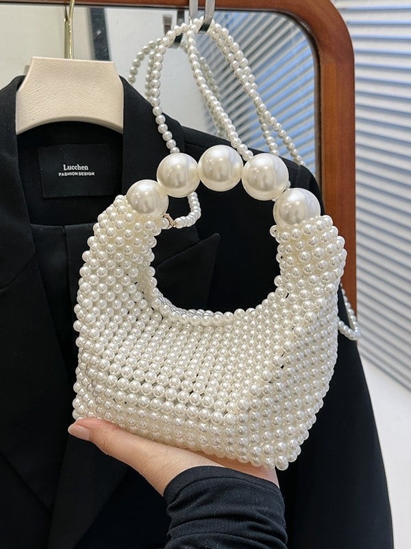 Gyöngyökkel díszített estélyi táska, vertikális négyzetes siluettel, felső nyitás, belső párnázás nélküli, belső telefonzseb zárható.