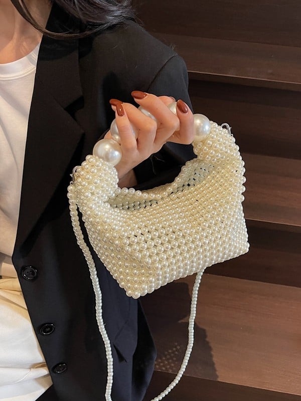 Gyöngyökkel díszített estélyi táska, vertikális négyzetes siluettel, felső nyitás, belső párnázás nélküli, belső telefonzseb zárható.