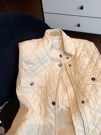 Prošiveni vuneni prsluk s V-izrezom, jednim gumbom, ultra kratka duljina, vuneno punjenje, proljeće 2025