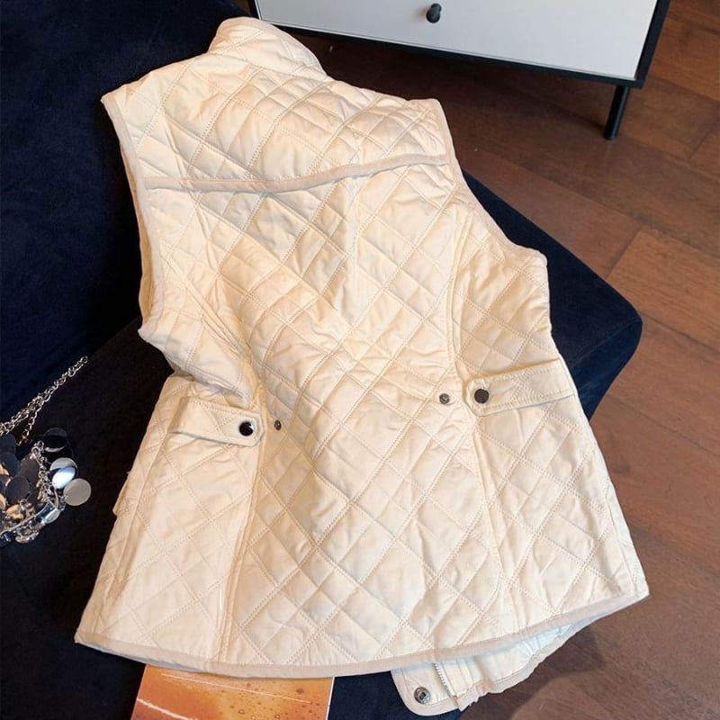 Prošiveni vuneni prsluk s V-izrezom, jednim gumbom, ultra kratka duljina, vuneno punjenje, proljeće 2025