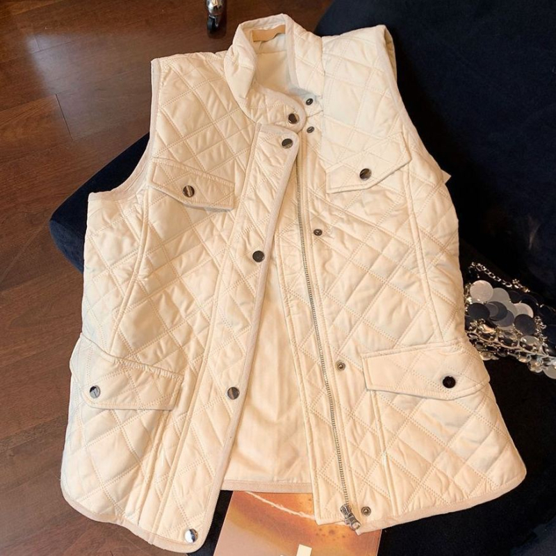 Prošiveni vuneni prsluk s V-izrezom, jednim gumbom, ultra kratka duljina, vuneno punjenje, proljeće 2025